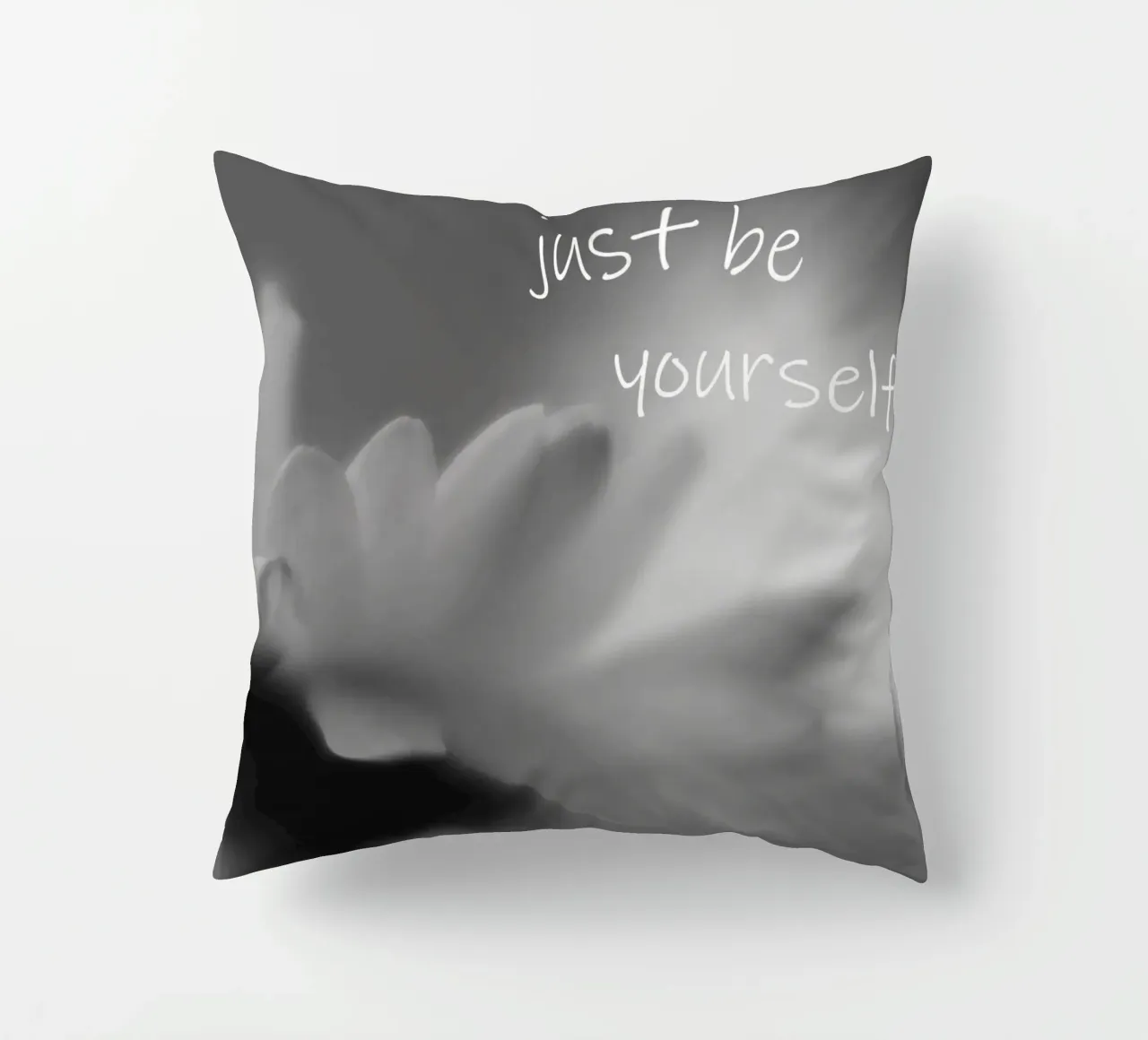 Un piccolo fiore in bianco e nero con la scritta cuscino da Something for you