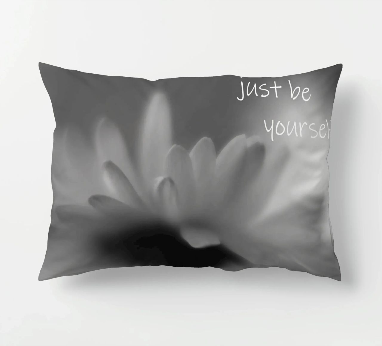 Un piccolo fiore in bianco e nero con la scritta cuscino da Something for you