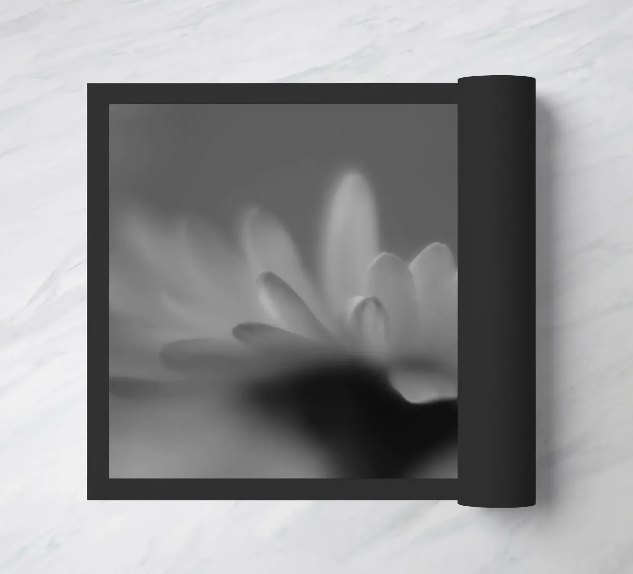 Un piccolo fiore in bianco e nero con la scritta zerbino da Something for you