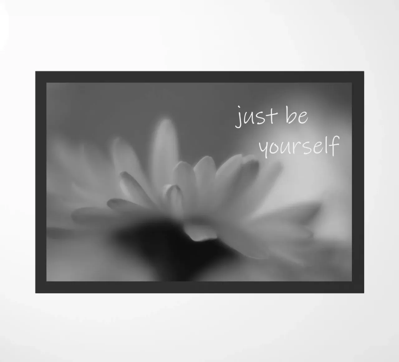 Un piccolo fiore in bianco e nero con la scritta zerbino da Something for you