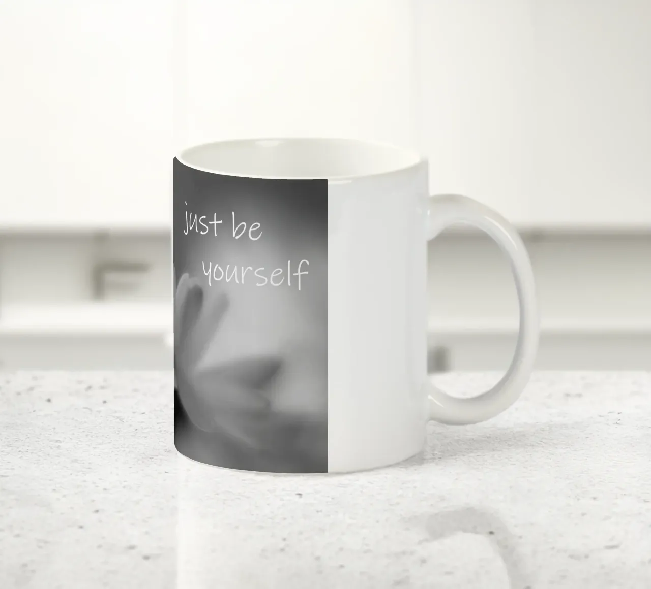 Eine kleine Blume in schwarz weiß mit einem Spruch Keramik Tasse von Something for you