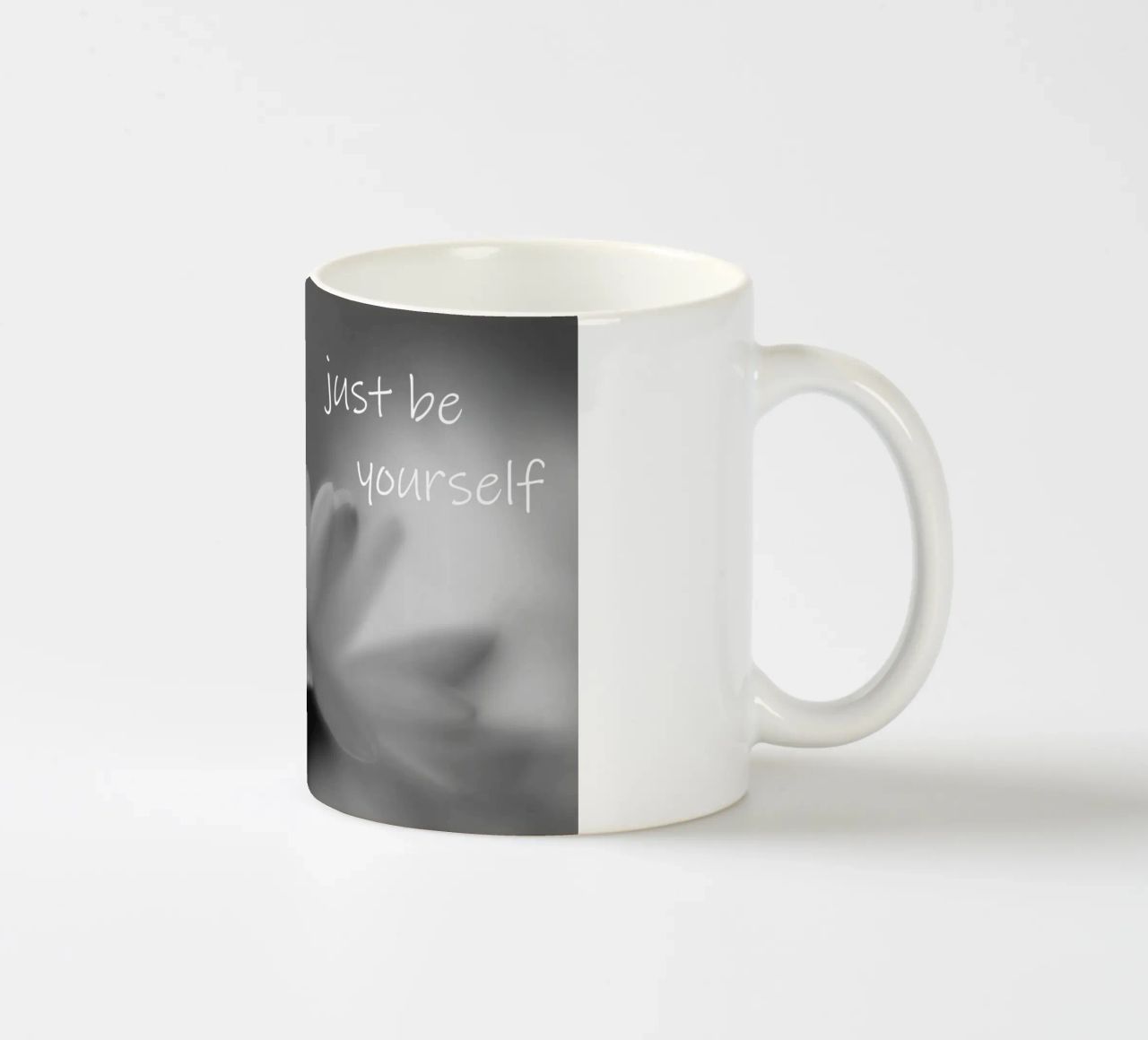 Un piccolo fiore in bianco e nero con la scritta tazza in ceramica da Something for you