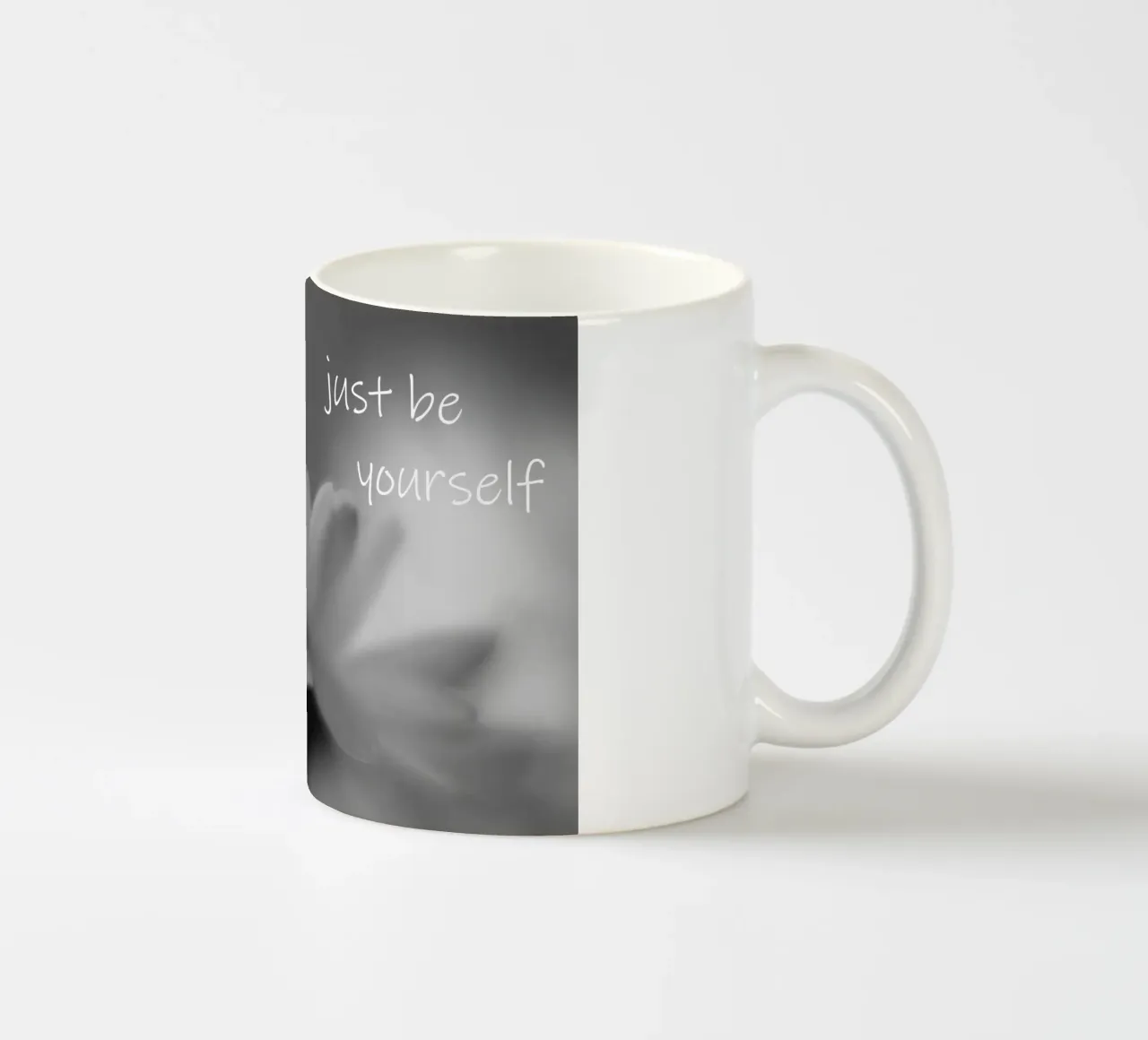 Eine kleine Blume in schwarz weiß mit einem Spruch Keramik Tasse von Something for you