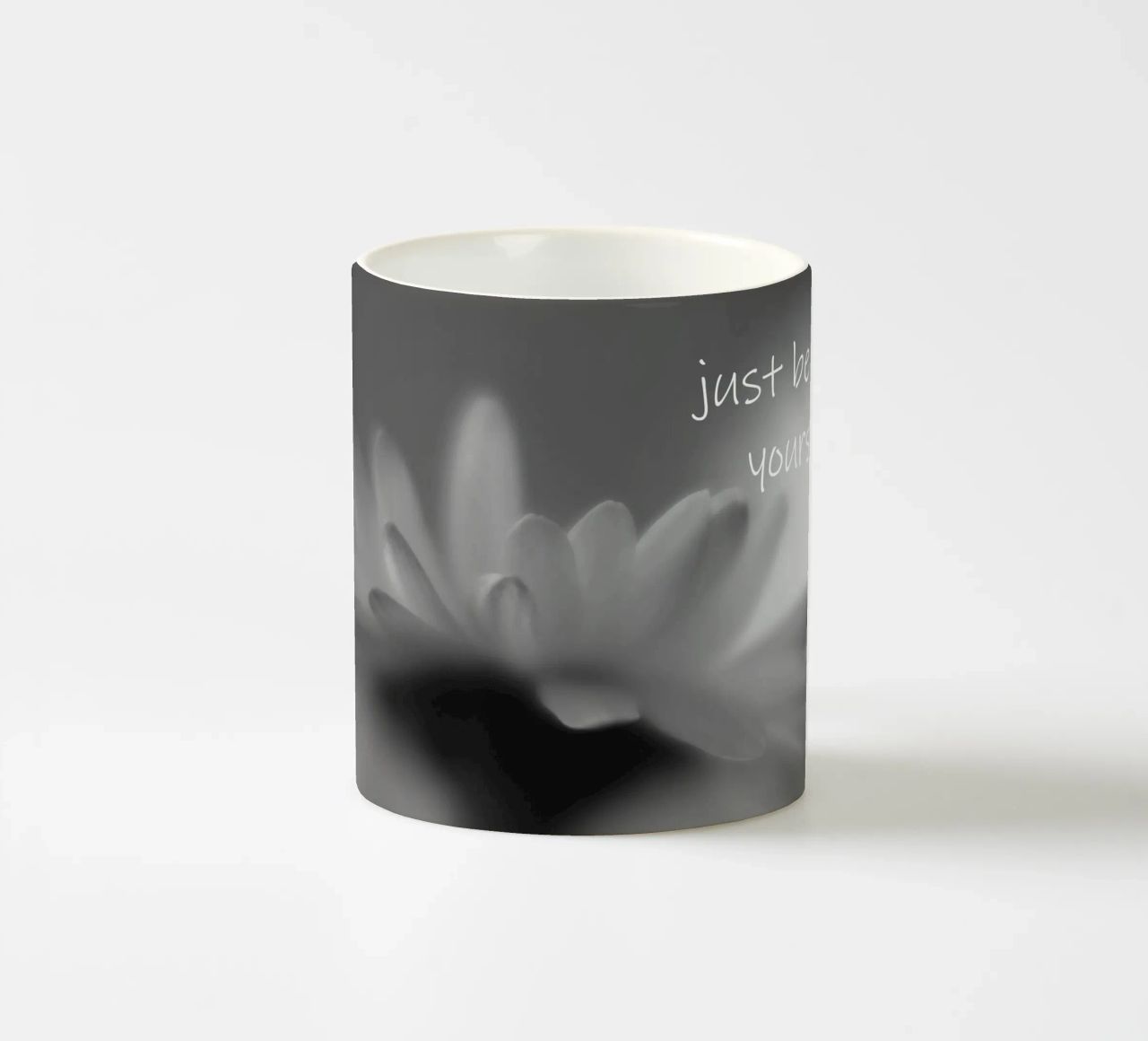 Un piccolo fiore in bianco e nero con la scritta tazza in ceramica da Something for you
