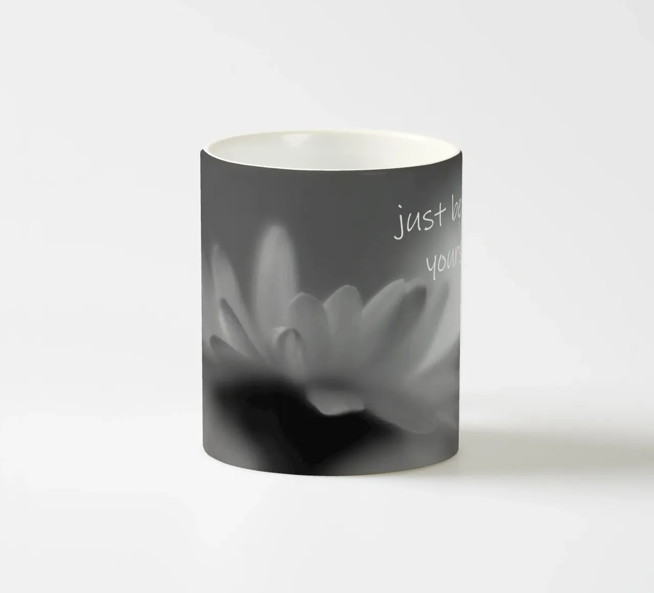 Een kleine bloem in zwart-wit met een spreuk keramische mok van Something for you