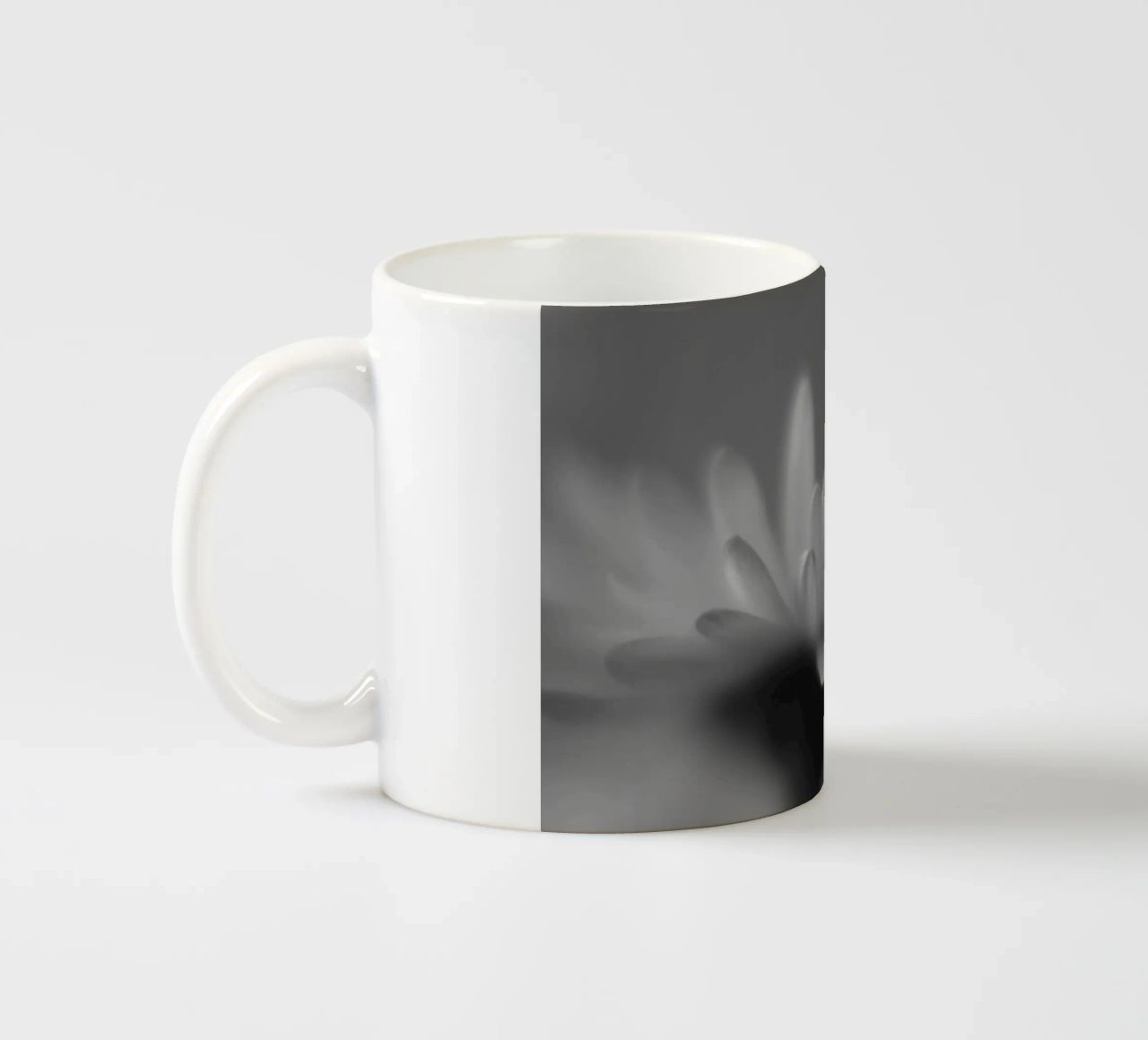 Un piccolo fiore in bianco e nero con la scritta tazza in ceramica da Something for you