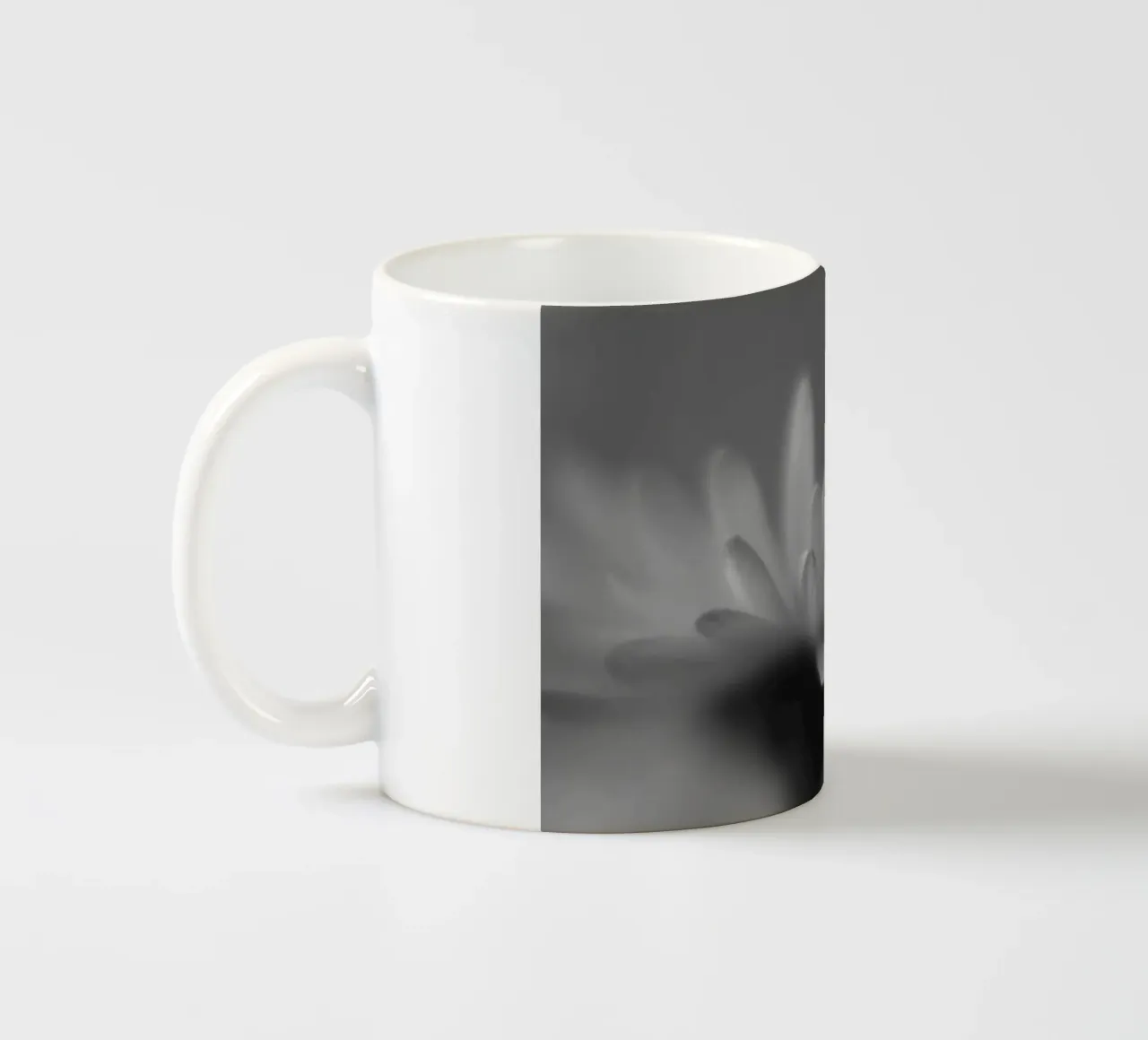 Eine kleine Blume in schwarz weiß mit einem Spruch Keramik Tasse von Something for you