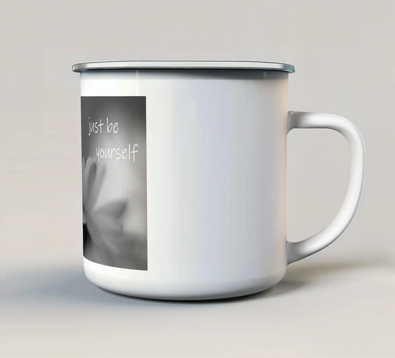 Un piccolo fiore in bianco e nero con la scritta tazza in smalto da Something for you