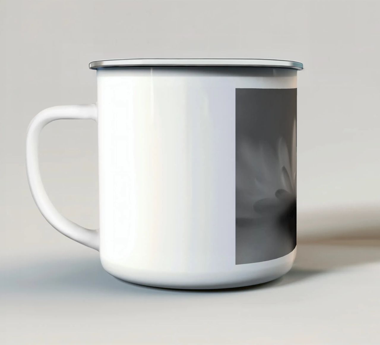 Un piccolo fiore in bianco e nero con la scritta tazza in smalto da Something for you