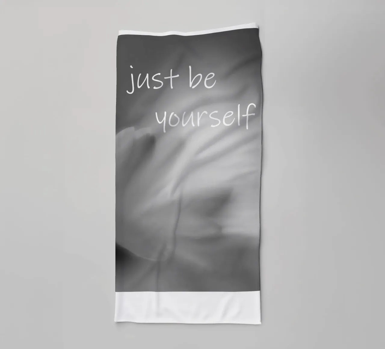 Un piccolo fiore in bianco e nero con la scritta asciugamano da bagno da Something for you