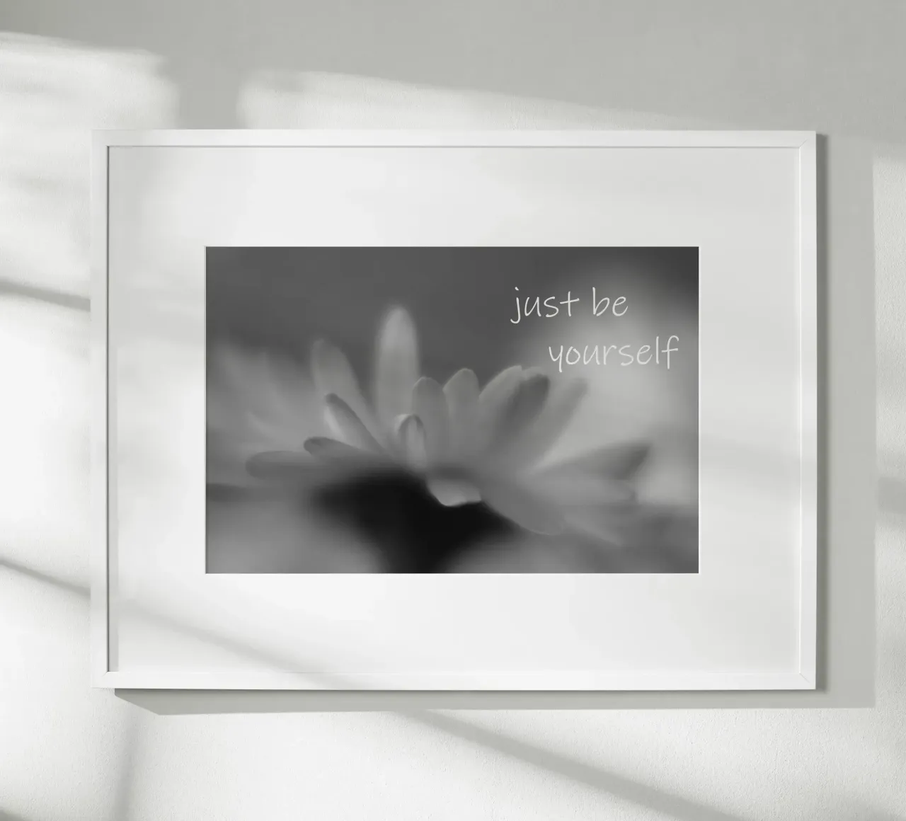 Un piccolo fiore in bianco e nero con la scritta carta hahnemühle da Something for you