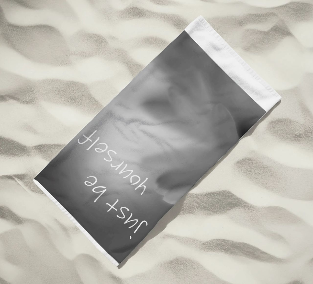 Un piccolo fiore in bianco e nero con la scritta telo mare da Something for you