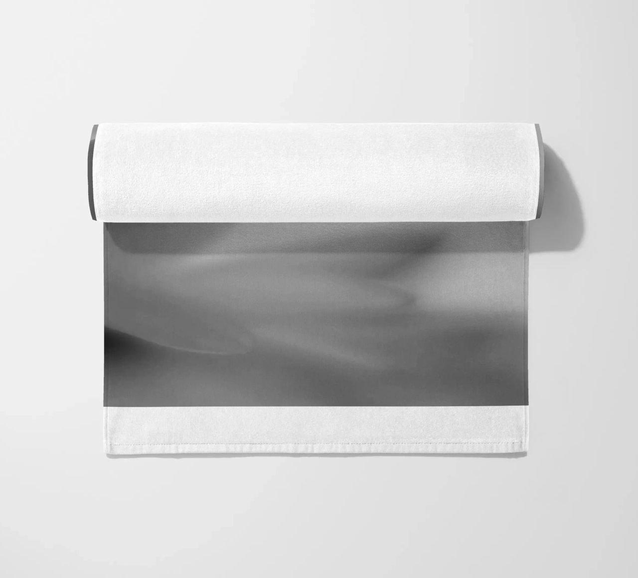 Un piccolo fiore in bianco e nero con la scritta telo mare da Something for you