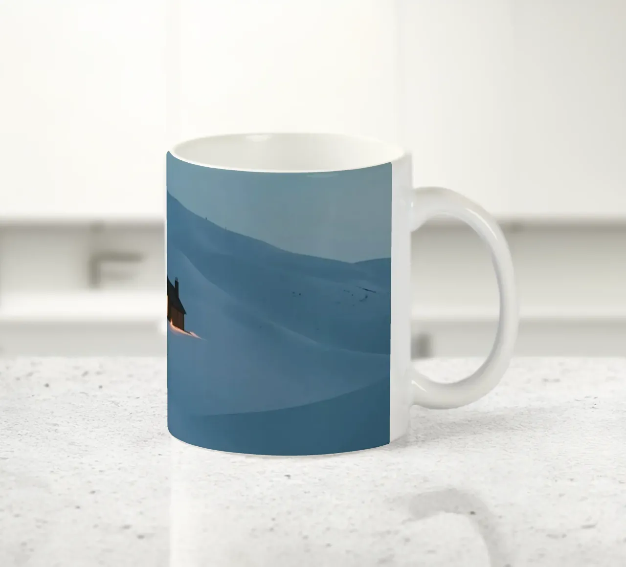 Cabina di legno in un paesaggio coperto di neve tazza in ceramica da DesignDoodle