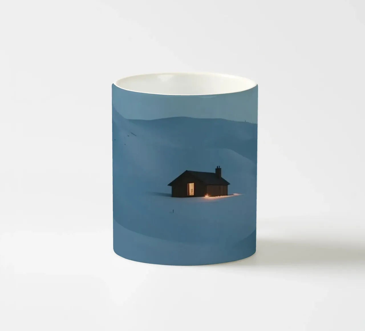 Cabina di legno in un paesaggio coperto di neve tazza in ceramica da DesignDoodle