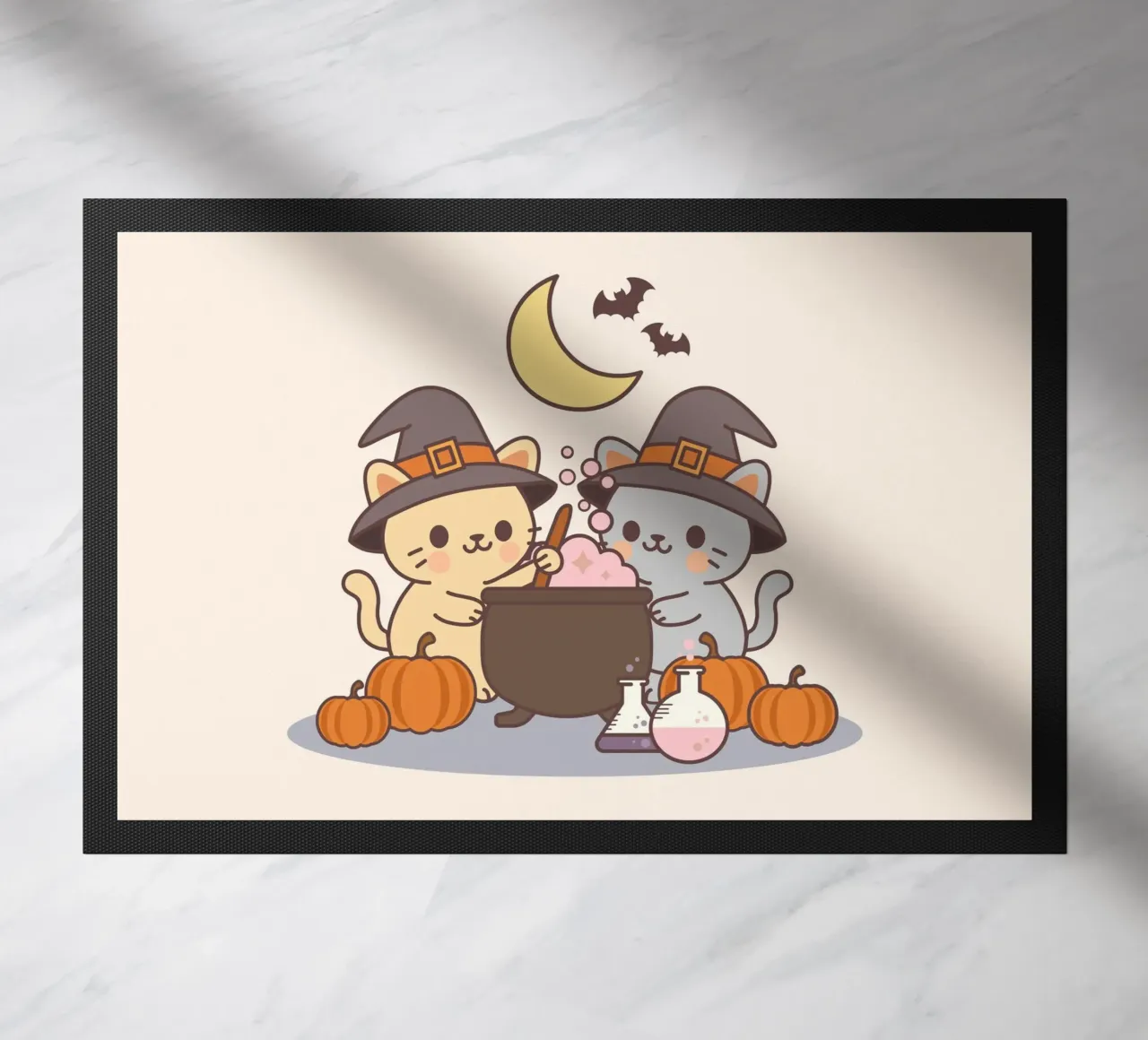 Gatti simpatici di Halloween che preparano una pozione con le zucche zerbino da cafelab