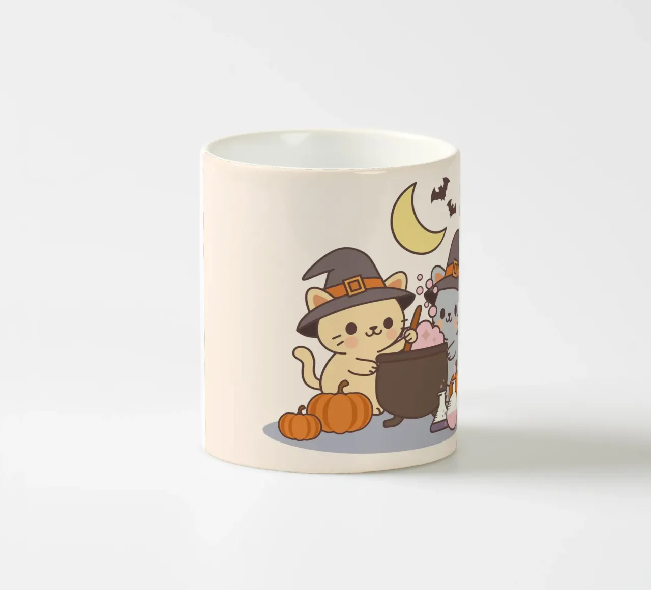 Gatti simpatici di Halloween che preparano una pozione con le zucche tazza in ceramica da cafelab