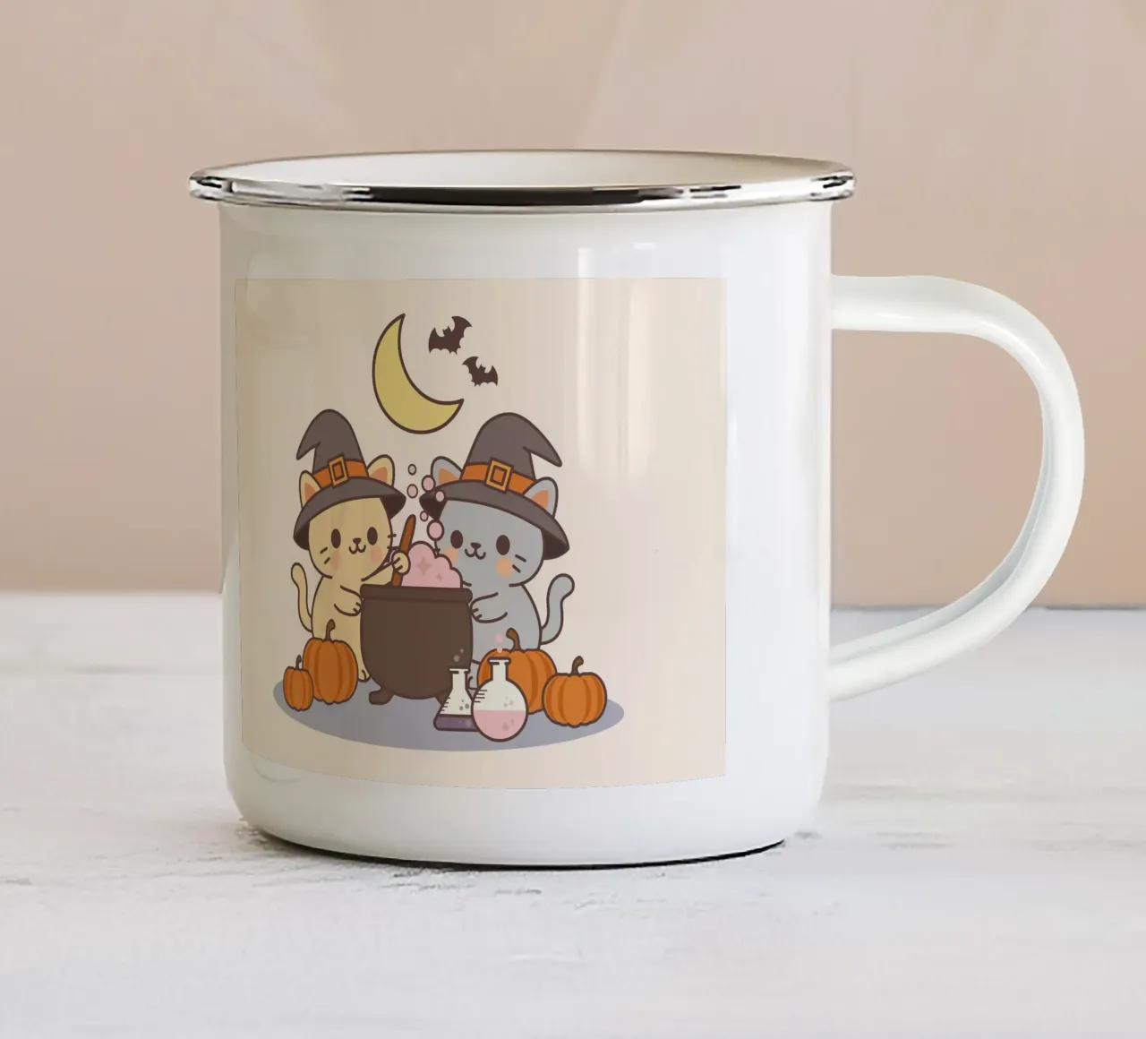 Gatti simpatici di Halloween che preparano una pozione con le zucche tazza in smalto da cafelab