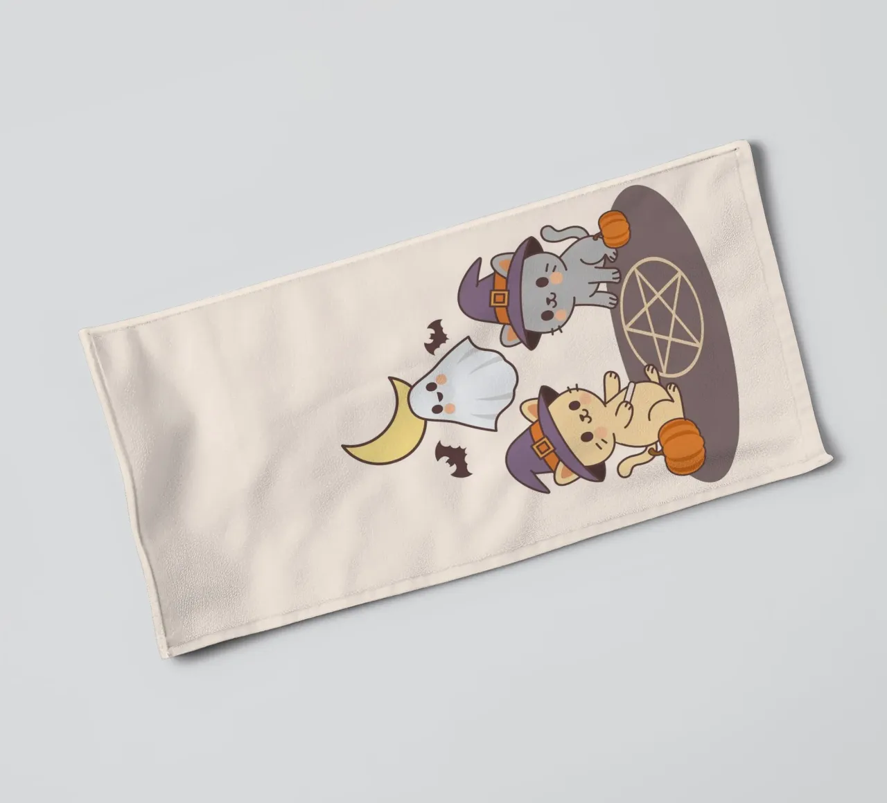 Chats mignons d'Halloween invoquant un fantôme à l'aide d'un pentagramme serviette de bain de cafelab