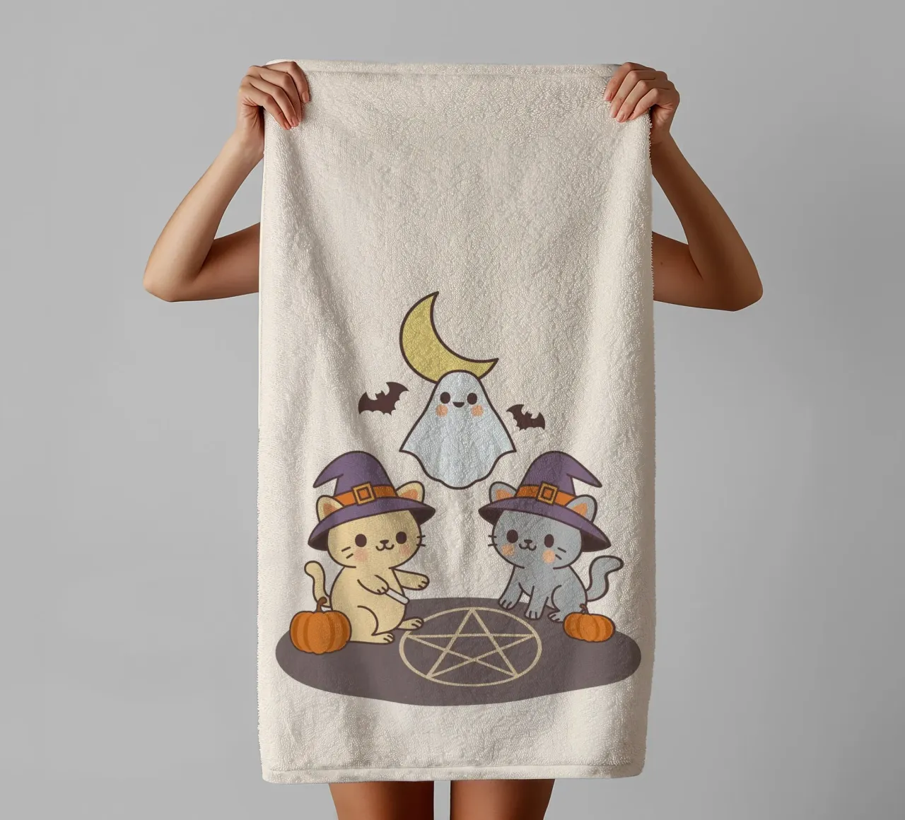 Chats mignons d'Halloween invoquant un fantôme à l'aide d'un pentagramme serviette de bain de cafelab