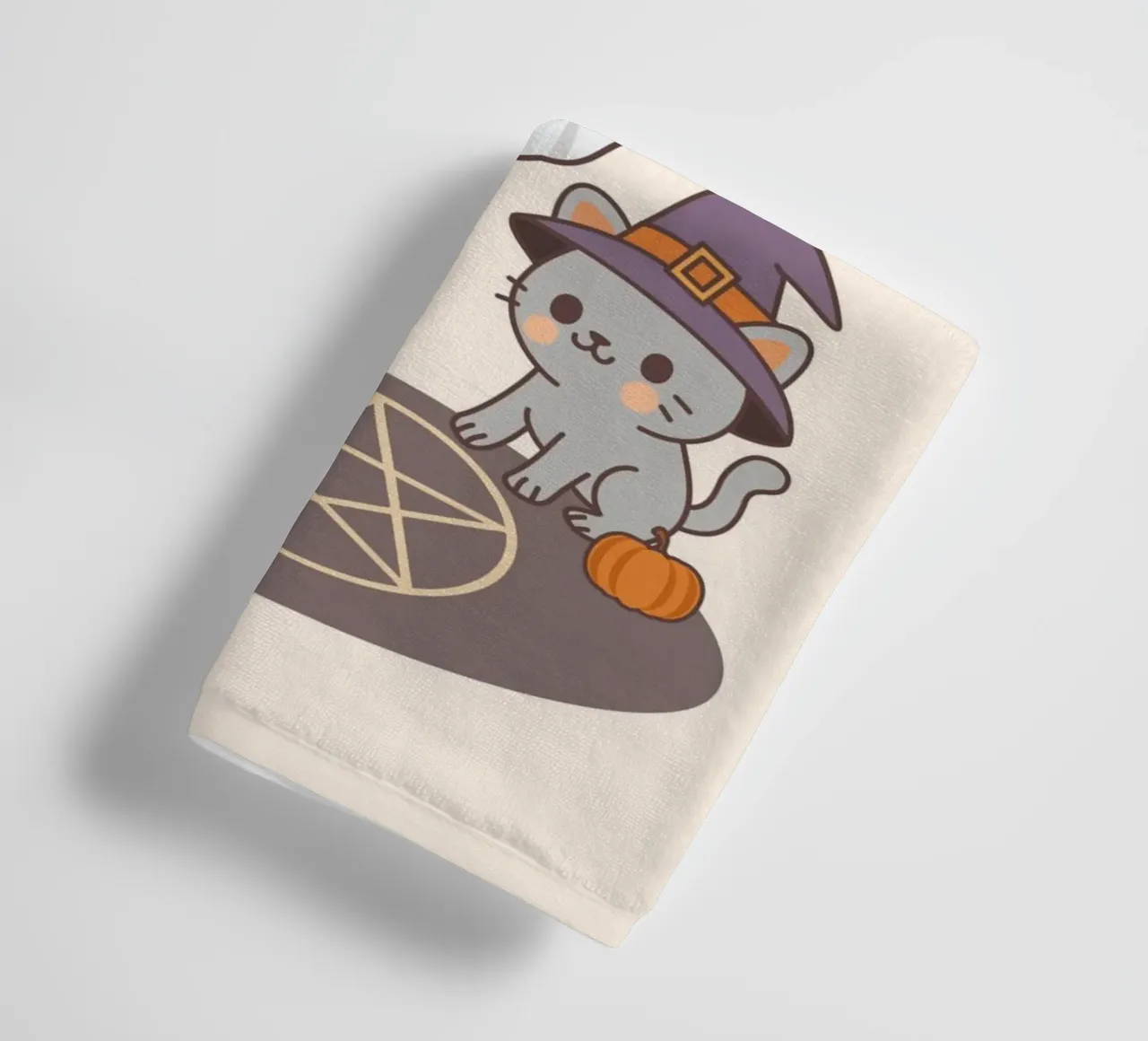 Chats mignons d'Halloween invoquant un fantôme à l'aide d'un pentagramme serviette de bain de cafelab