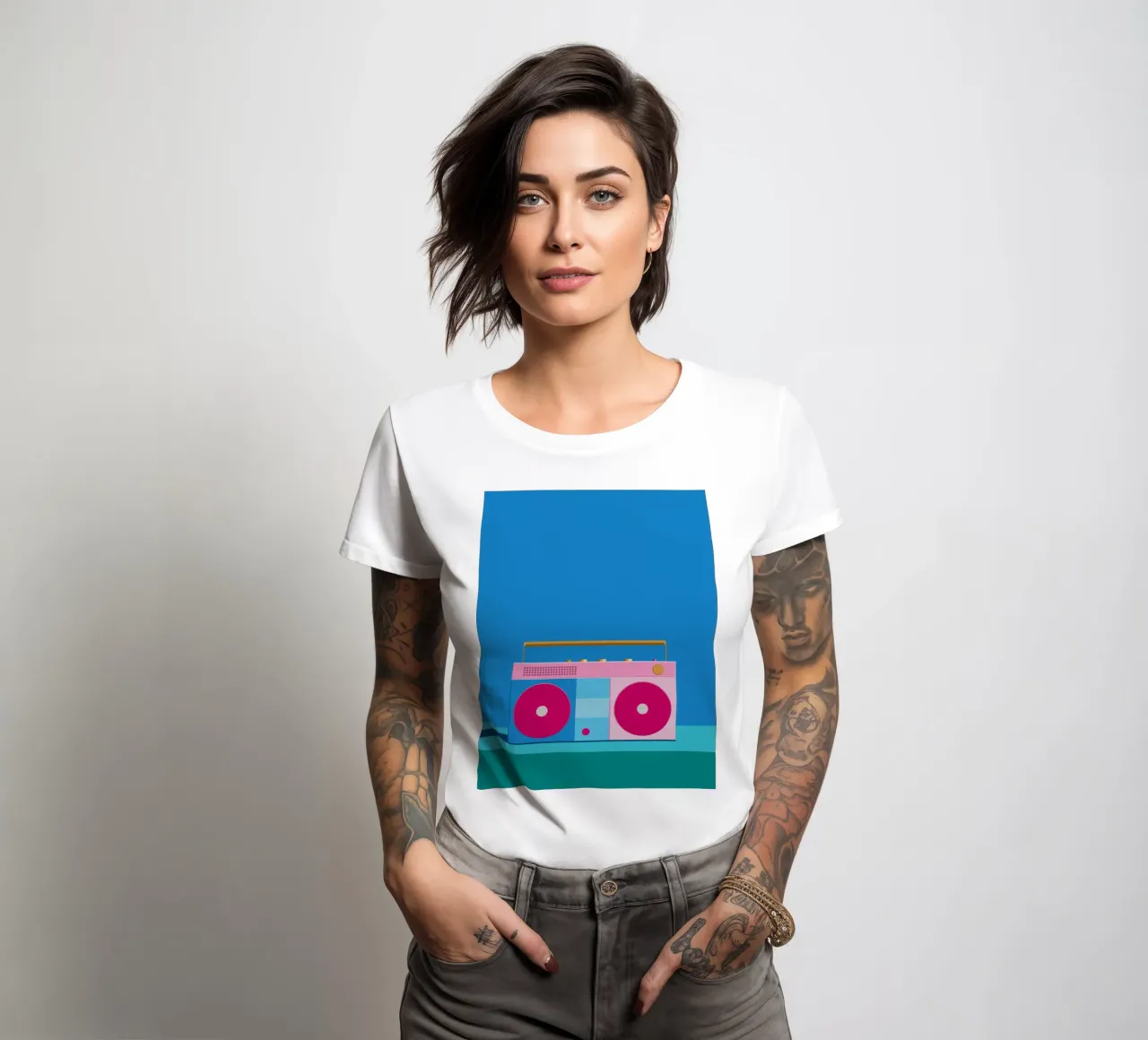 Retro Ghettoblaster Colourblocking t-shirt da donna da DARIA IVANOVNA