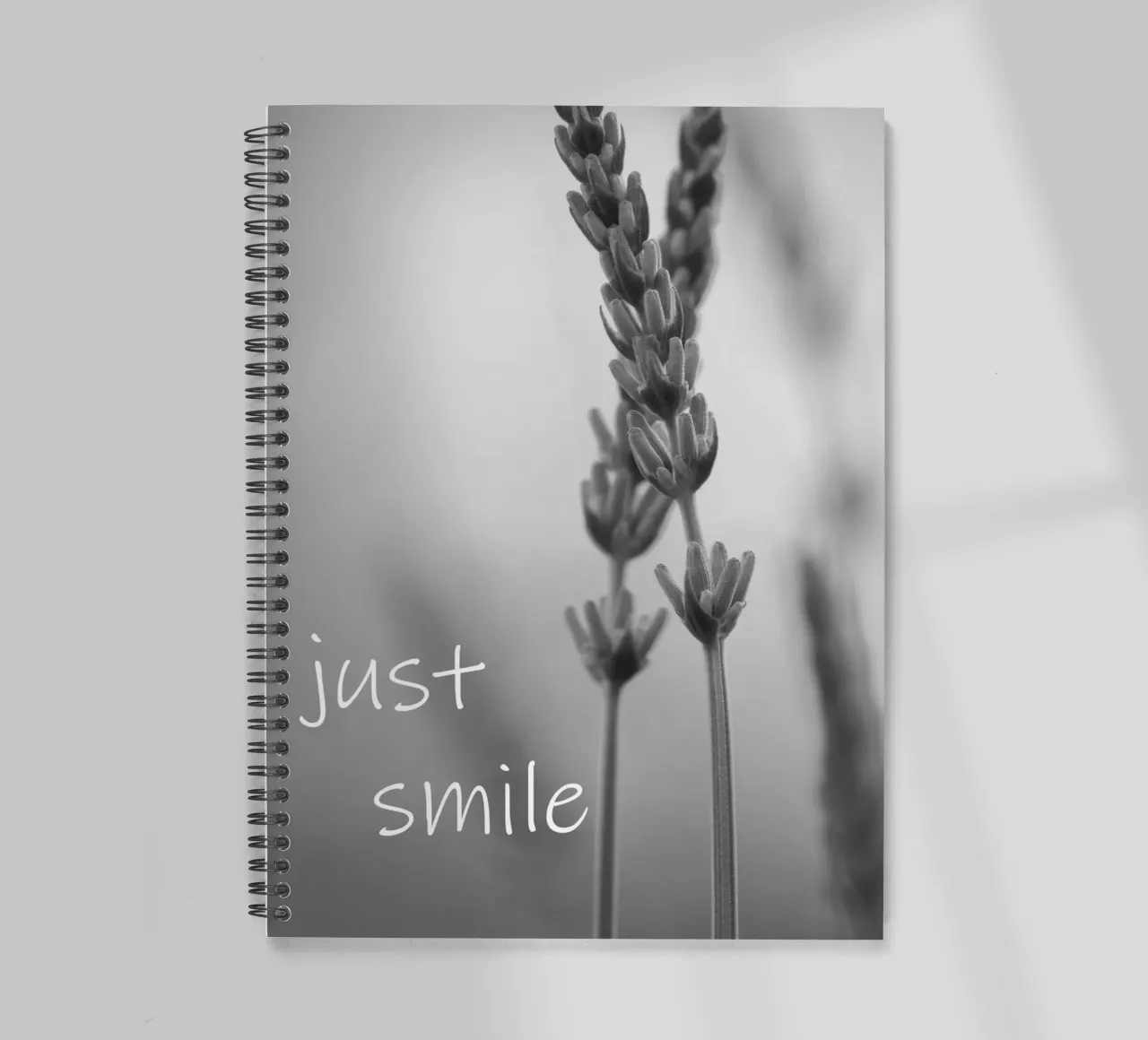 Fiori di campo in bianco e nero con scritta diario ad anelli da Something for you