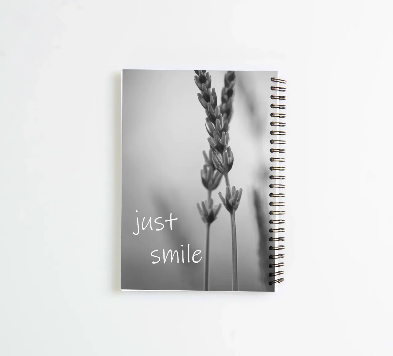 Fiori di campo in bianco e nero con scritta diario ad anelli da Something for you