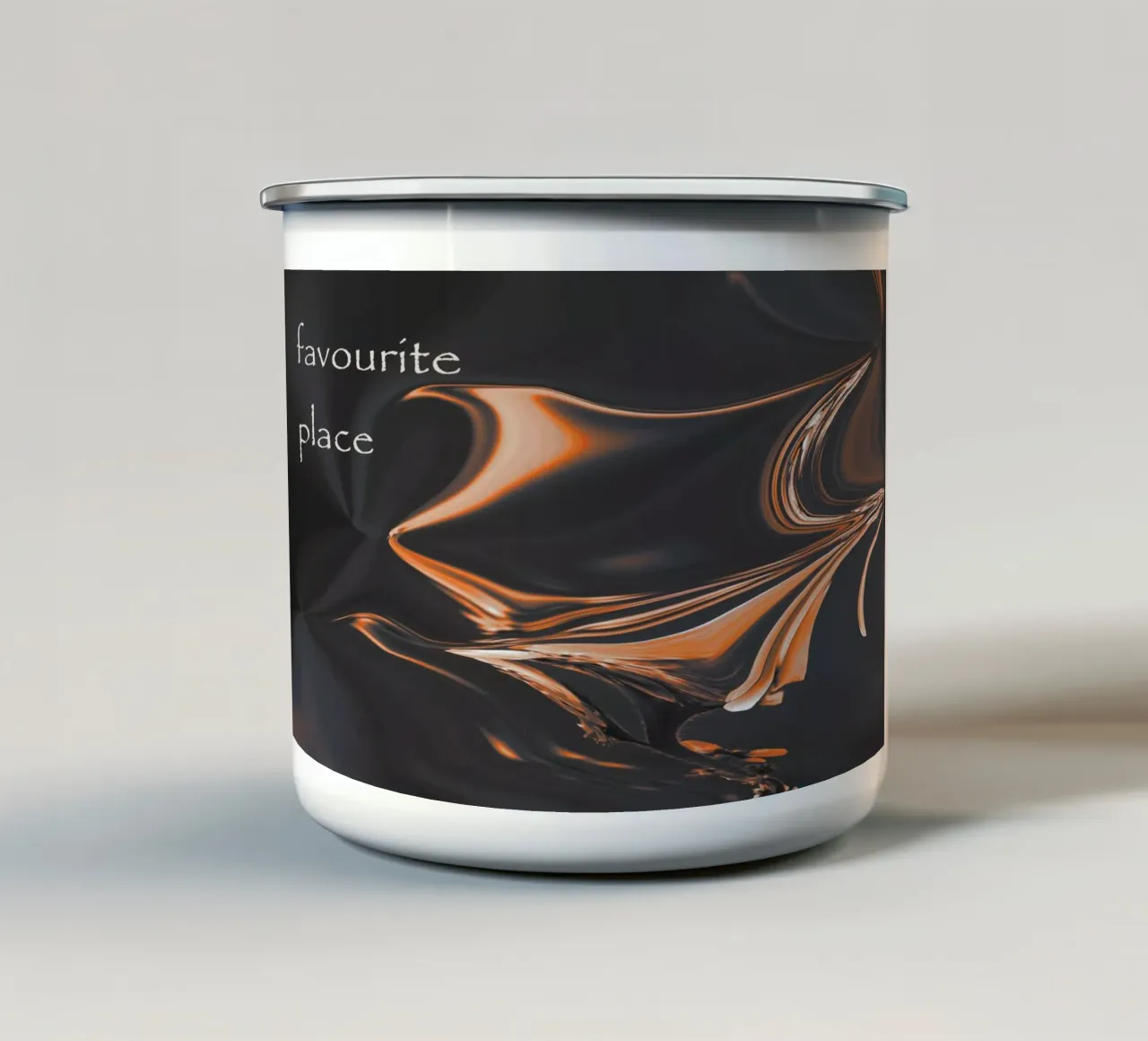 Motivo astratto in arancione e nero. Con una scritta tazza in smalto da Something for you