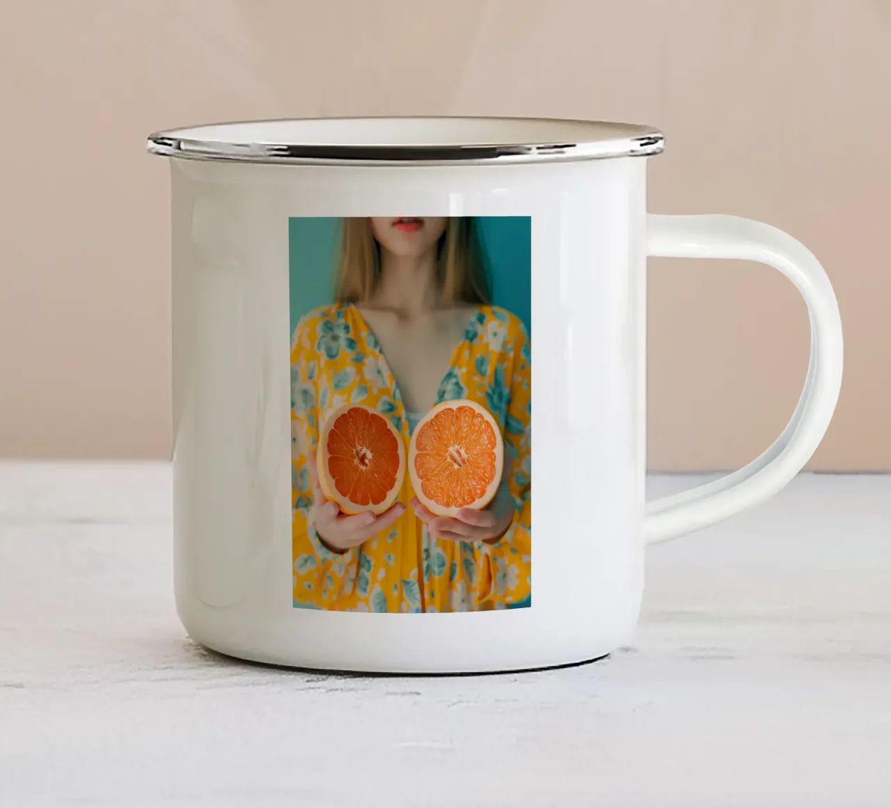 Donna con pompelmo per la cucina tazza in smalto da Autofocus