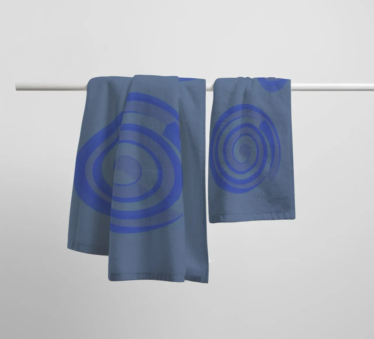 Abstraktes Muster mit Kreisen in blau und lila Handtuch von Something for you