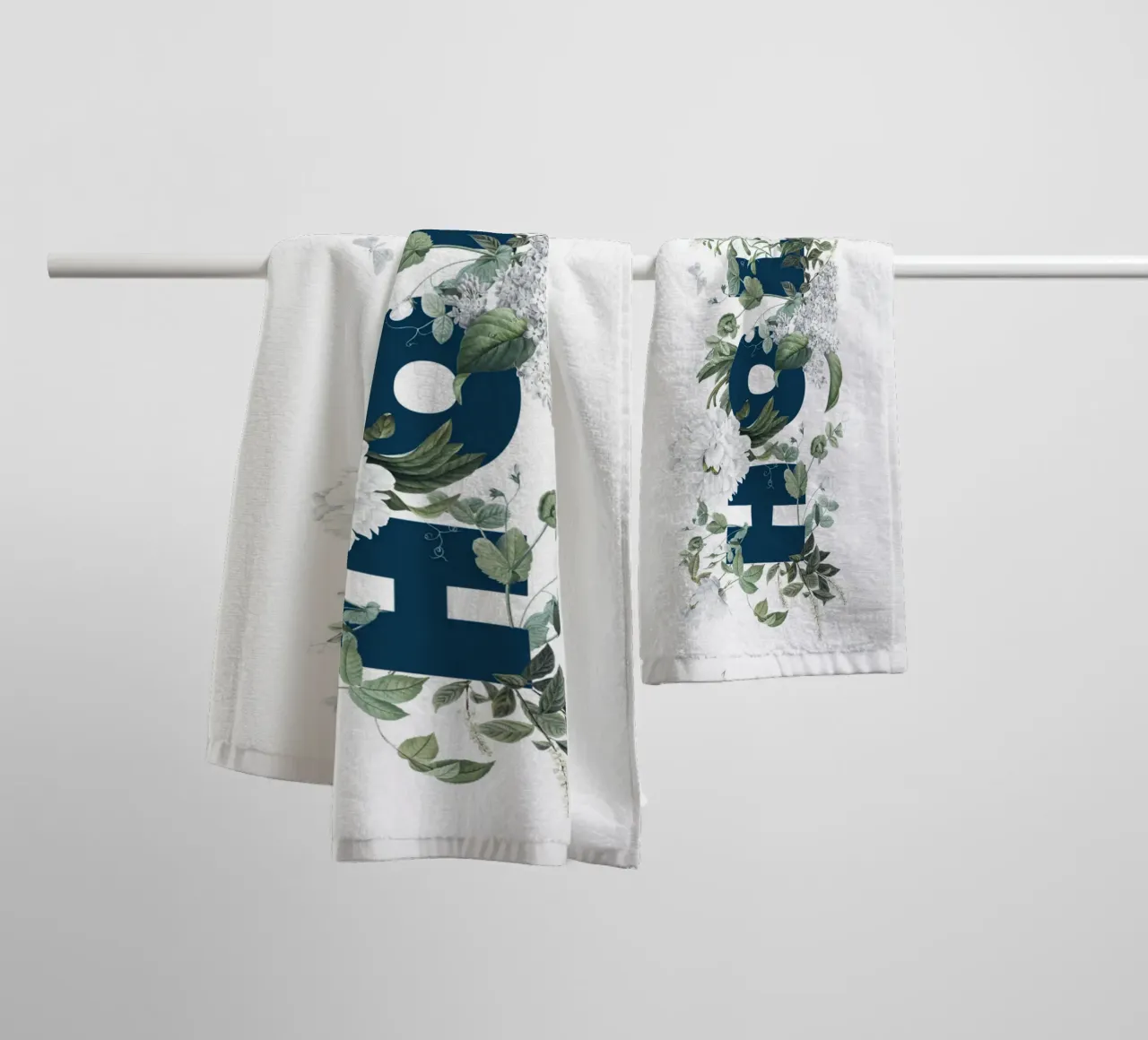 Hola Fiori e Insetti Blu Bianco asciugamano da bagno da Studio Frances M