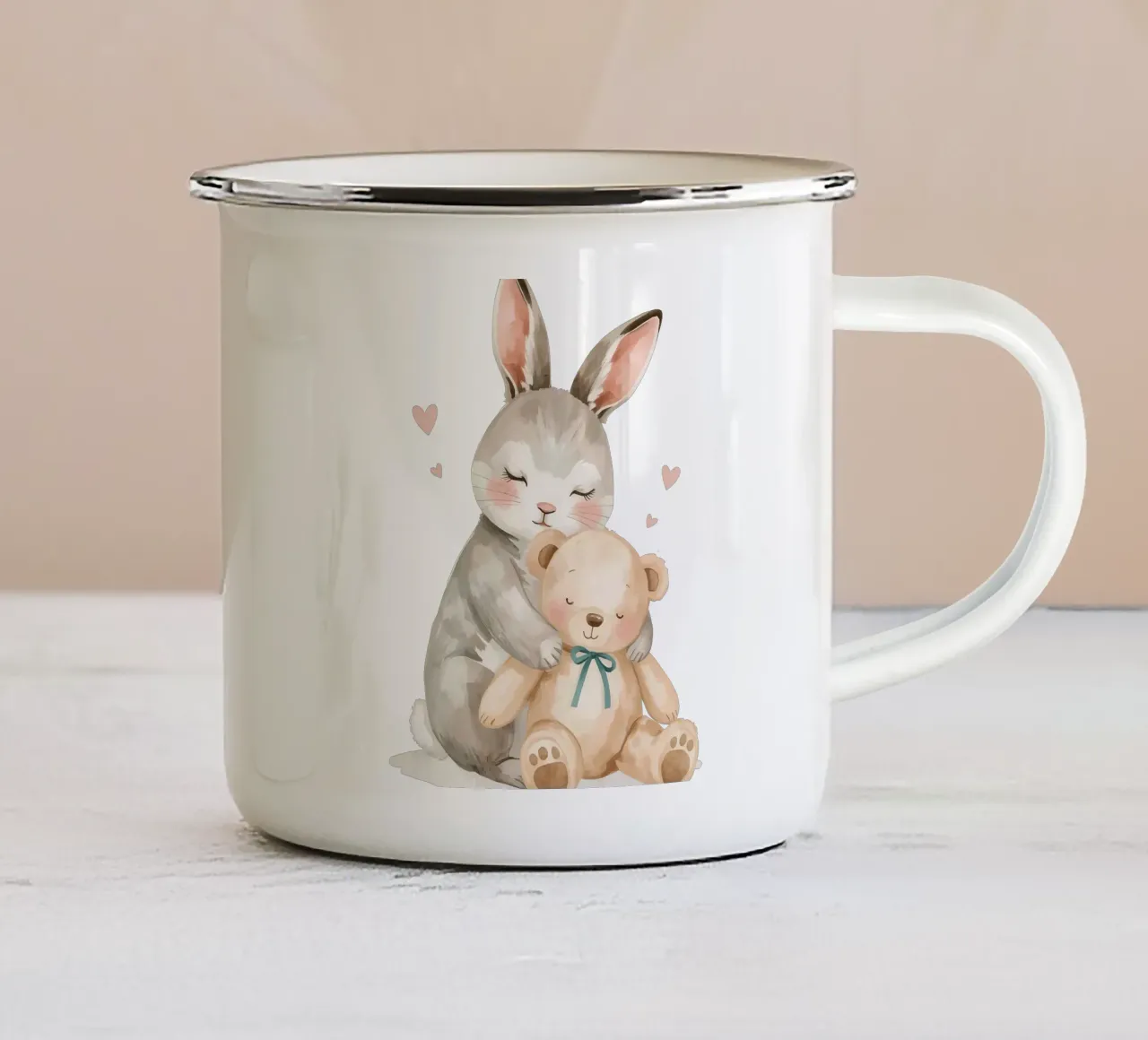 Coniglio che abbraccia l'orsacchiotto tazza in smalto da DesignDoodle