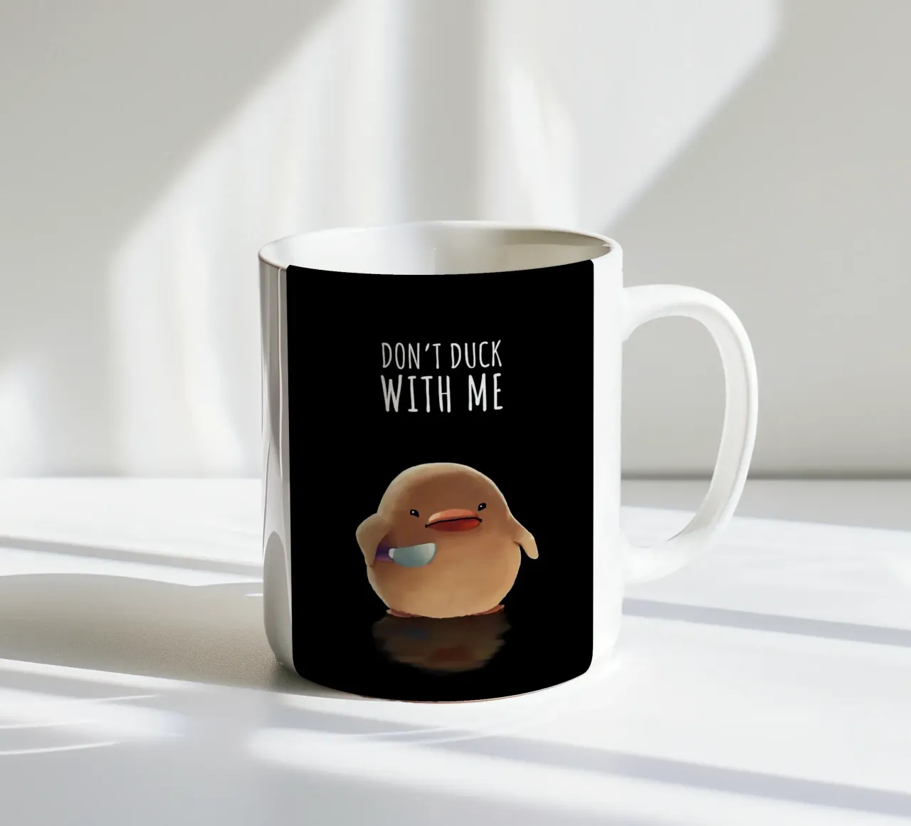 Non fare l'anatra con me tazza in ceramica da Liam Johnson
