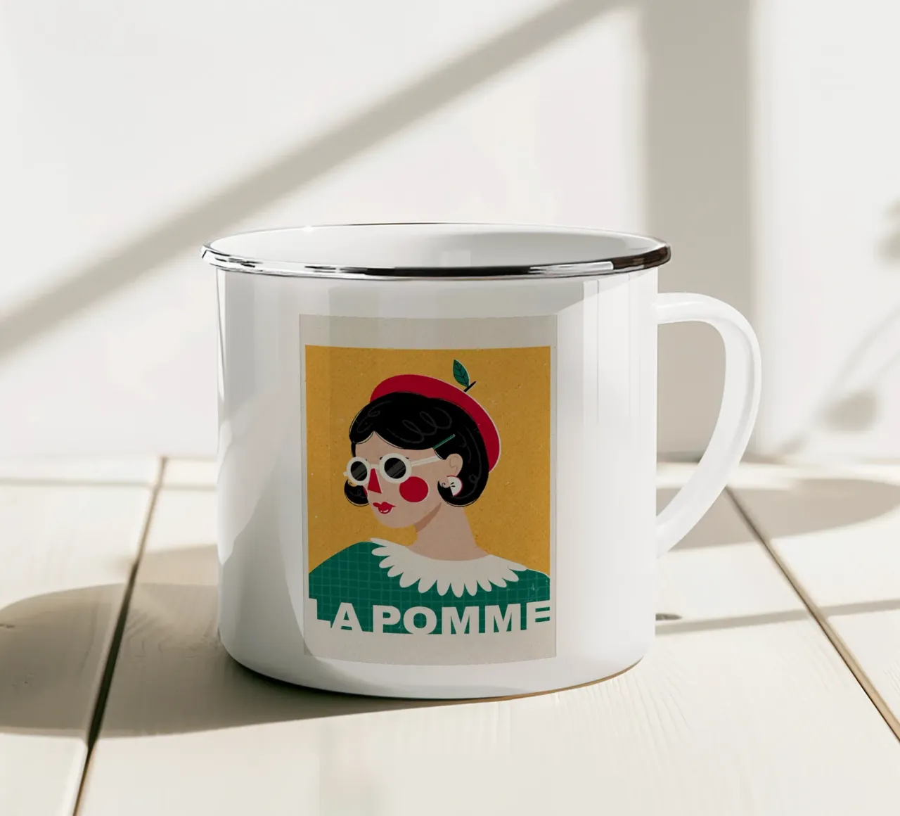 Moda francese La Pomme tazza in smalto da Charlotte Gagnon