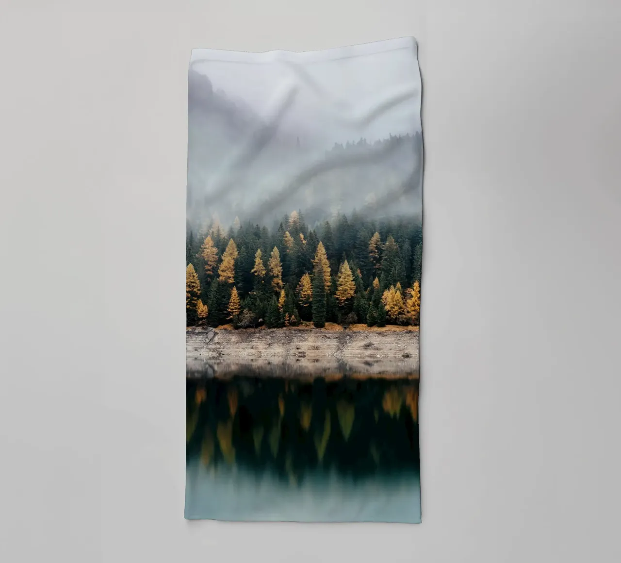 reflect forest on lake asciugamano da bagno da juli