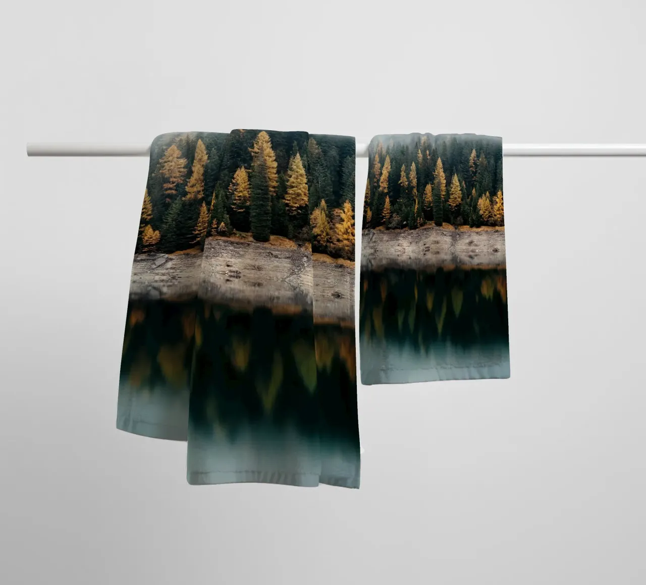 reflect forest on lake asciugamano da bagno da juli