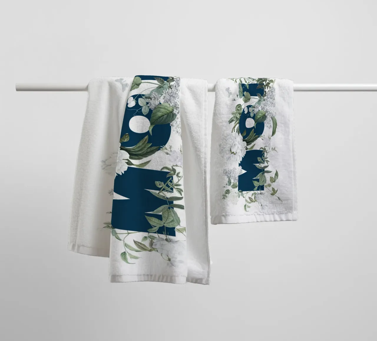 Moin Flores e Insectos Azul Blanco toalla de baño de Studio Frances M