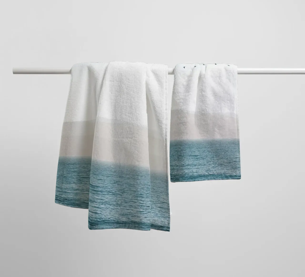 bird line on sky asciugamano da bagno da juli