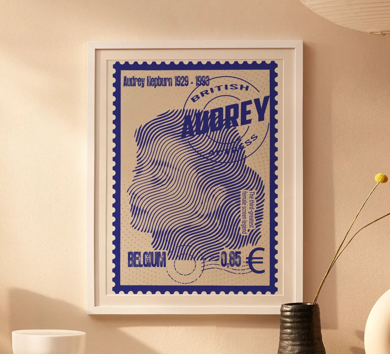 Audrey Hepburn Francobolli arte poster con telaio in legno da Doa Project