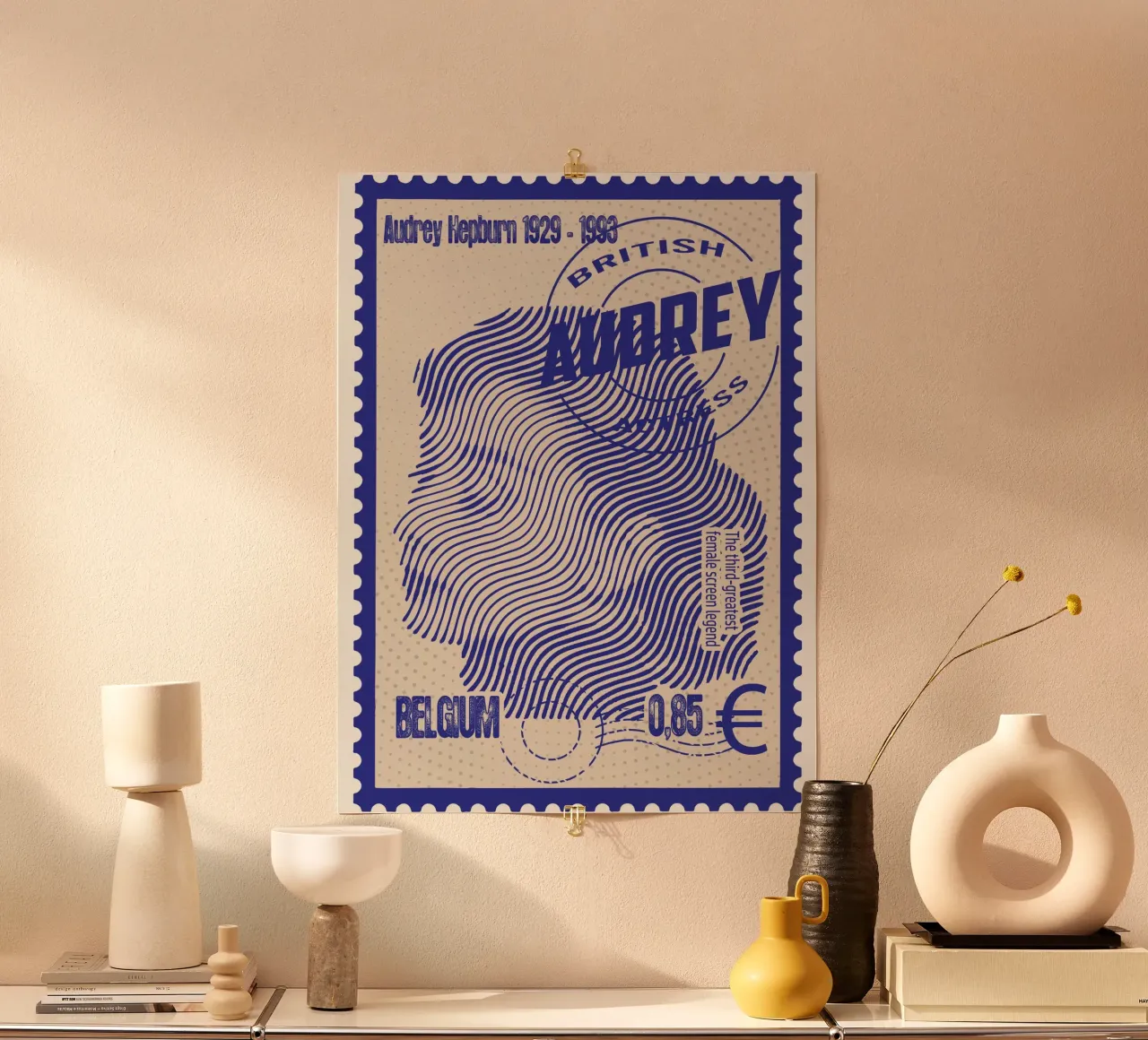 Audrey Hepburn Francobolli arte poster con telaio in legno da Doa Project