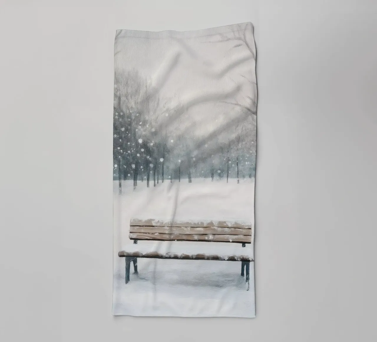Panchina invernale in un tranquillo turbine di neve asciugamano da bagno da Cozy Vibes