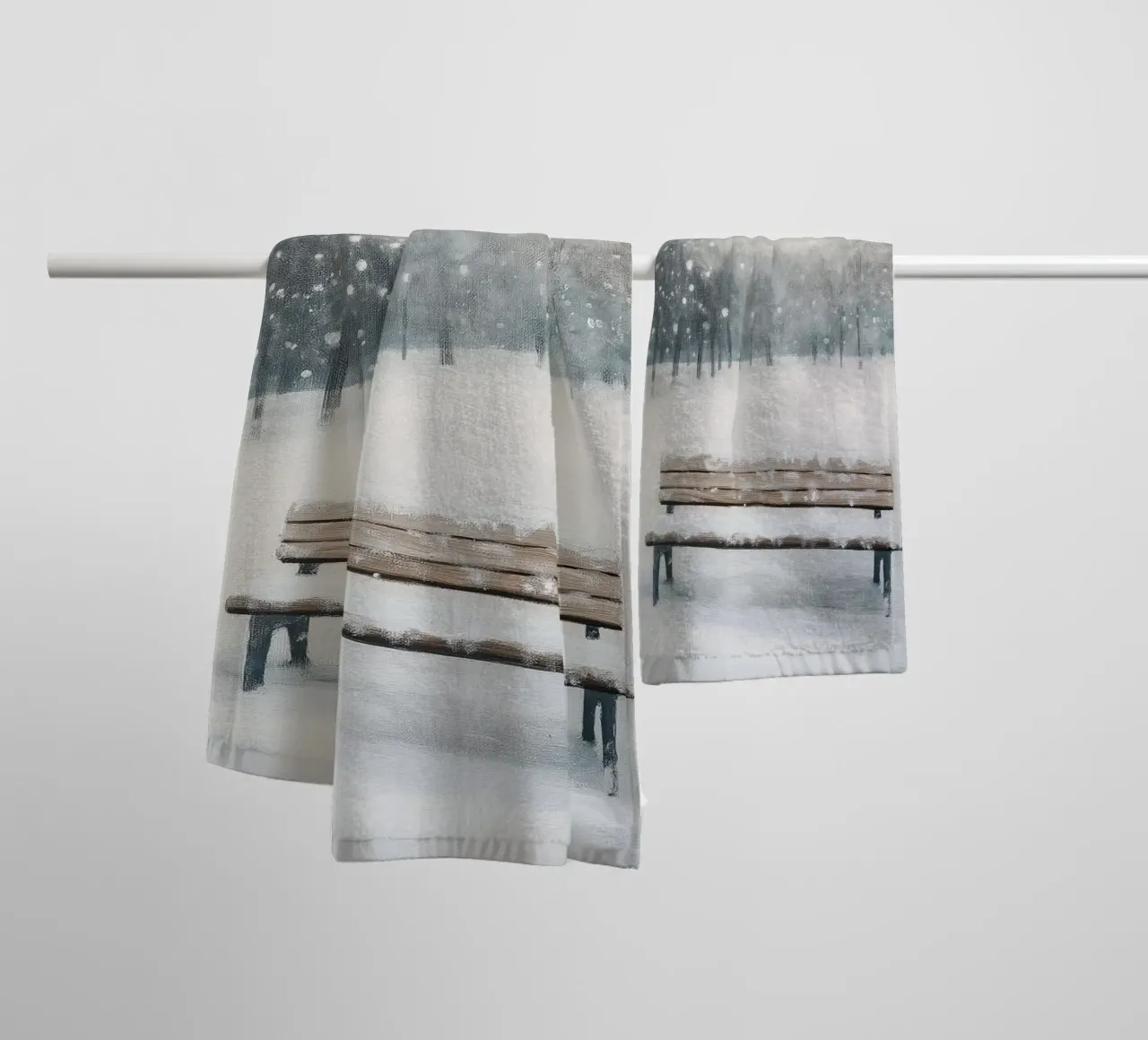 Panchina invernale in un tranquillo turbine di neve asciugamano da bagno da Cozy Vibes