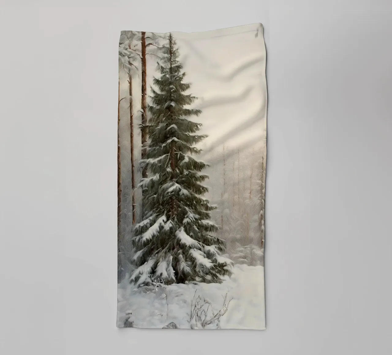 Forêt d'hiver enneigée avec un sapin majestueux serviette de bain de Cozy Vibes