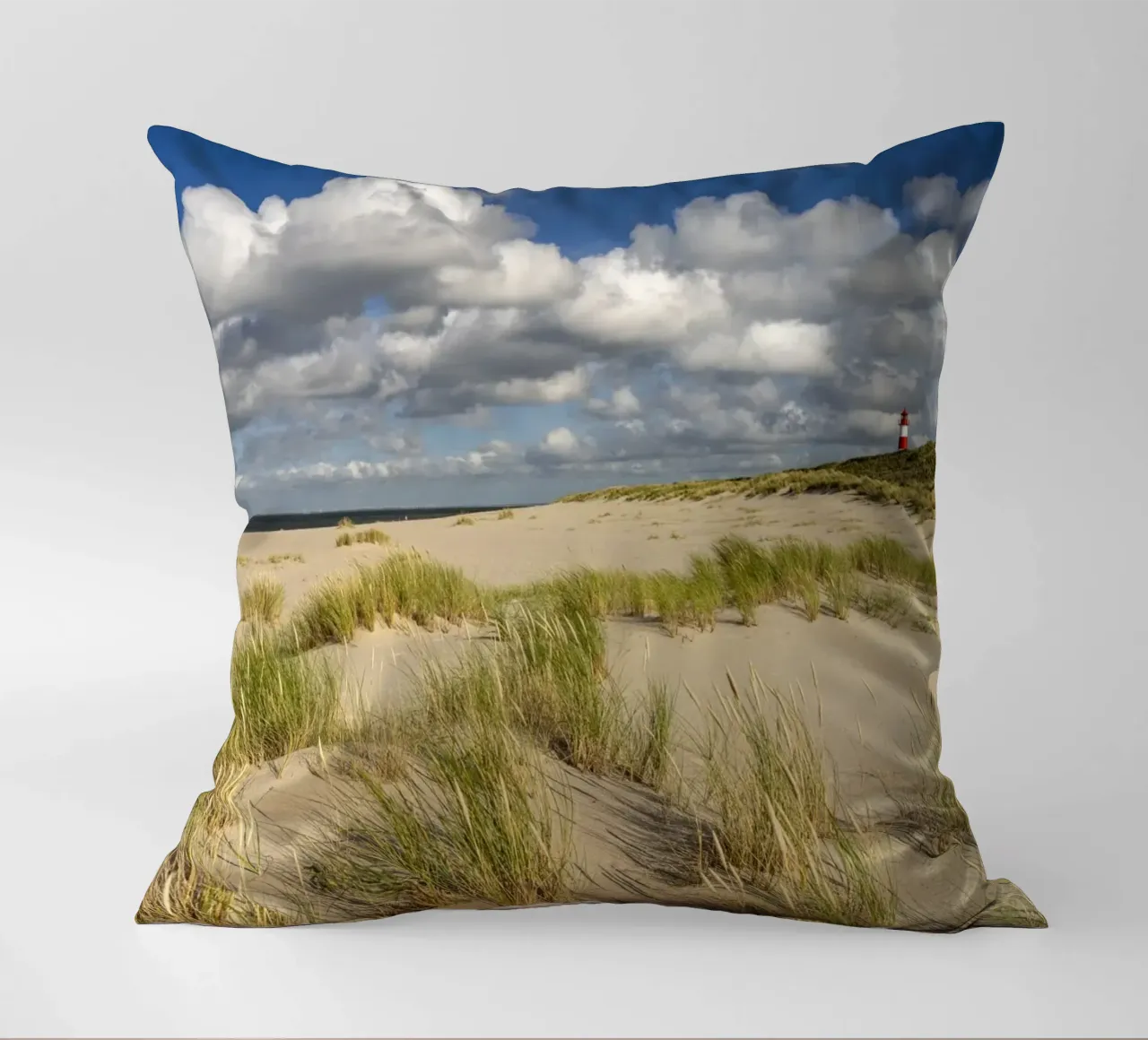 Strand und Leuchtturm List-Ost auf Sylt cuscino da Reisefotografie - Bilder aus aller Welt