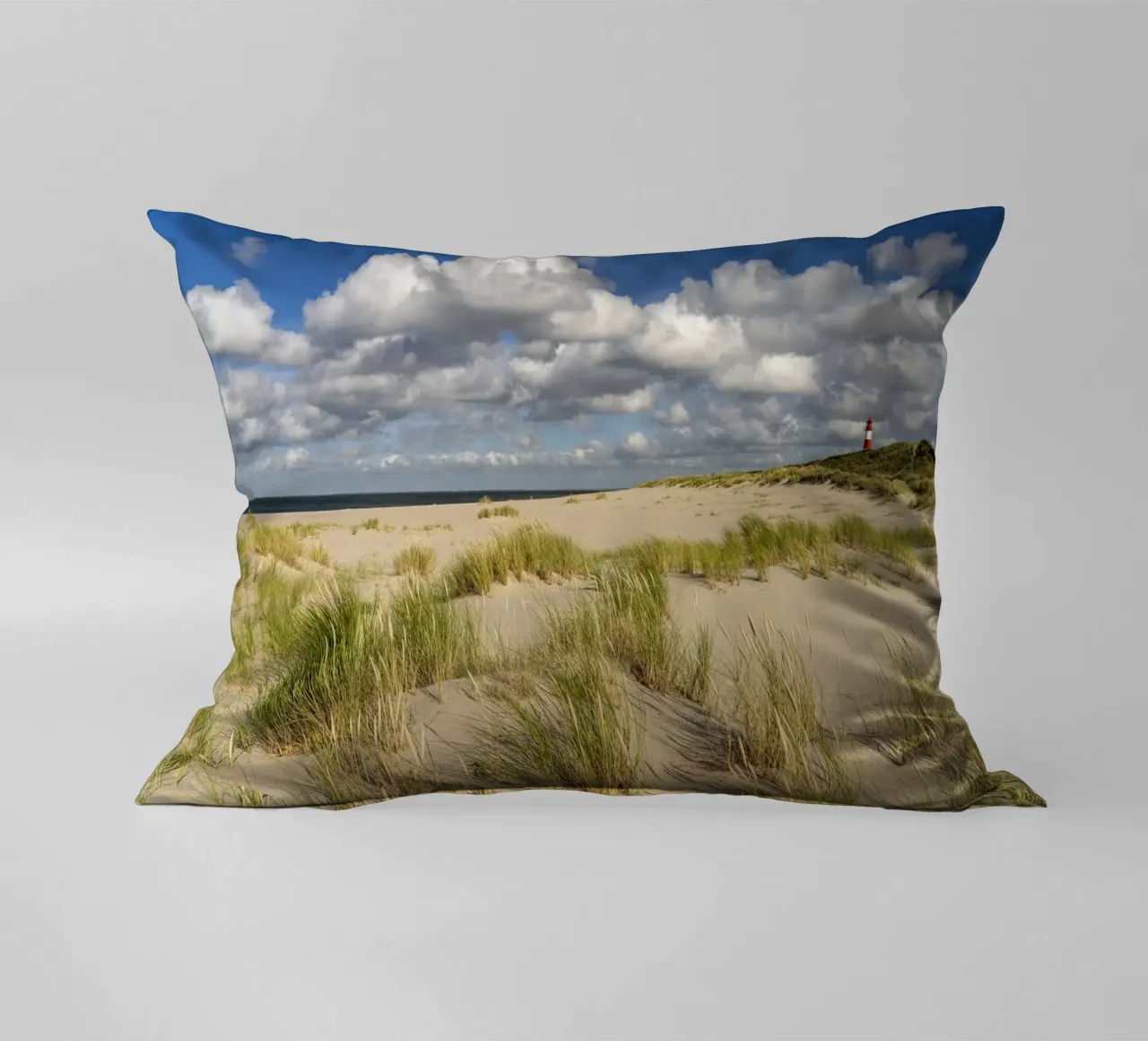 Strand und Leuchtturm List-Ost auf Sylt cuscino da Reisefotografie - Bilder aus aller Welt