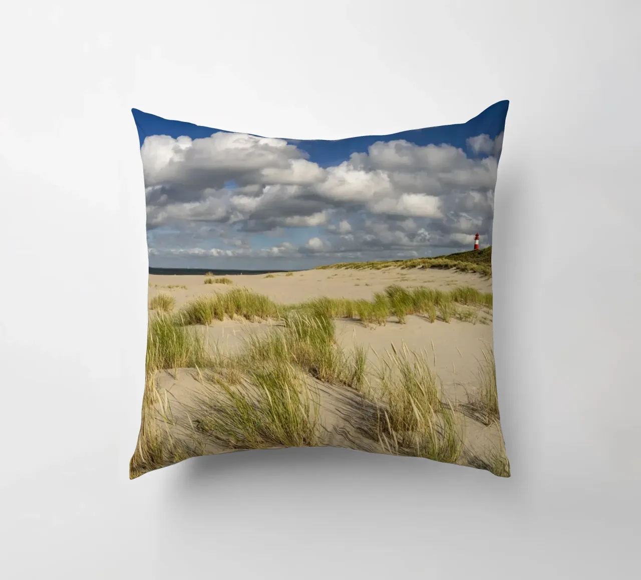 Strand und Leuchtturm List-Ost auf Sylt cuscino da Reisefotografie - Bilder aus aller Welt