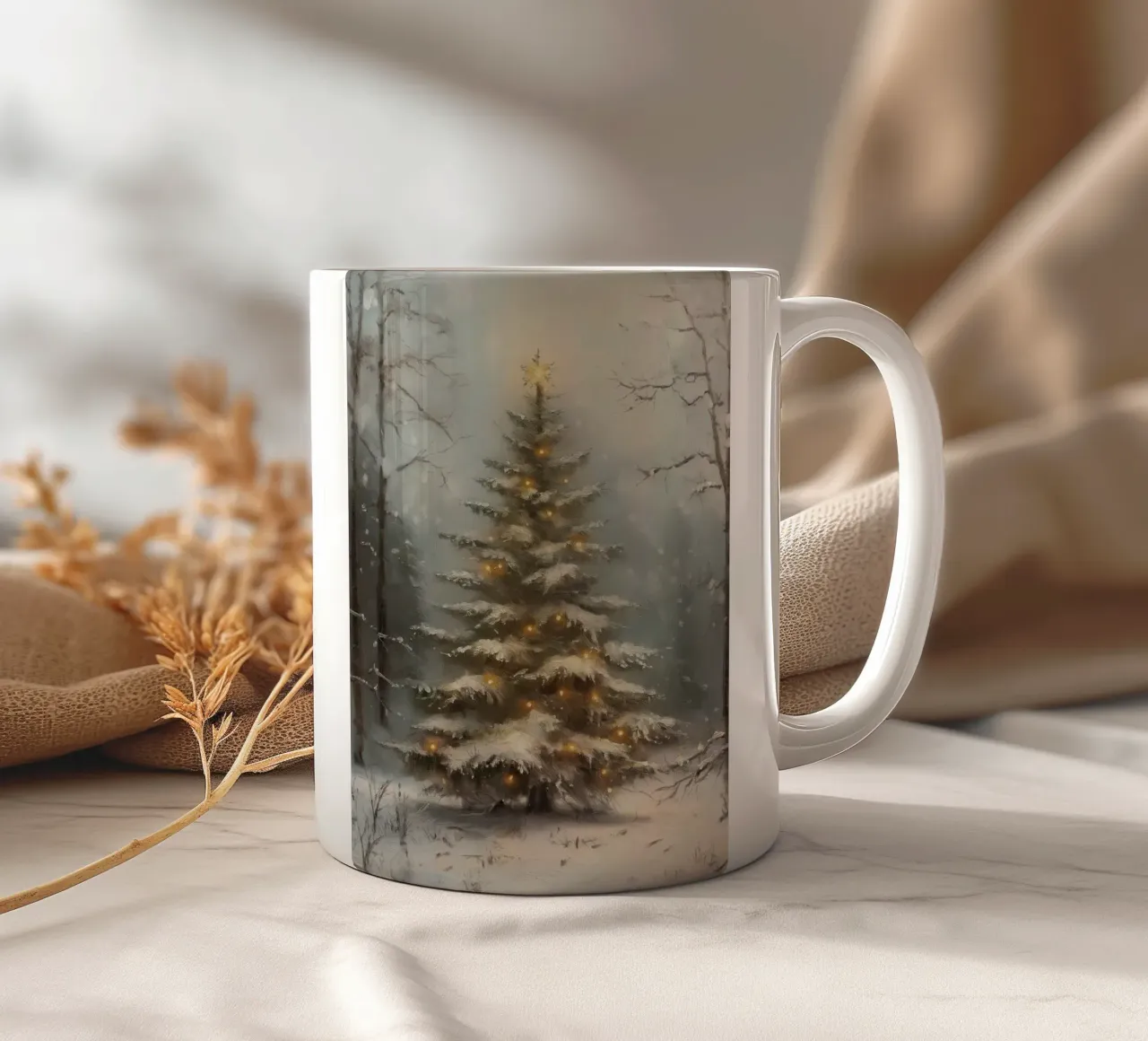 Albero di Natale innevato con luci nella foresta invernale tazza in ceramica da Cozy Vibes