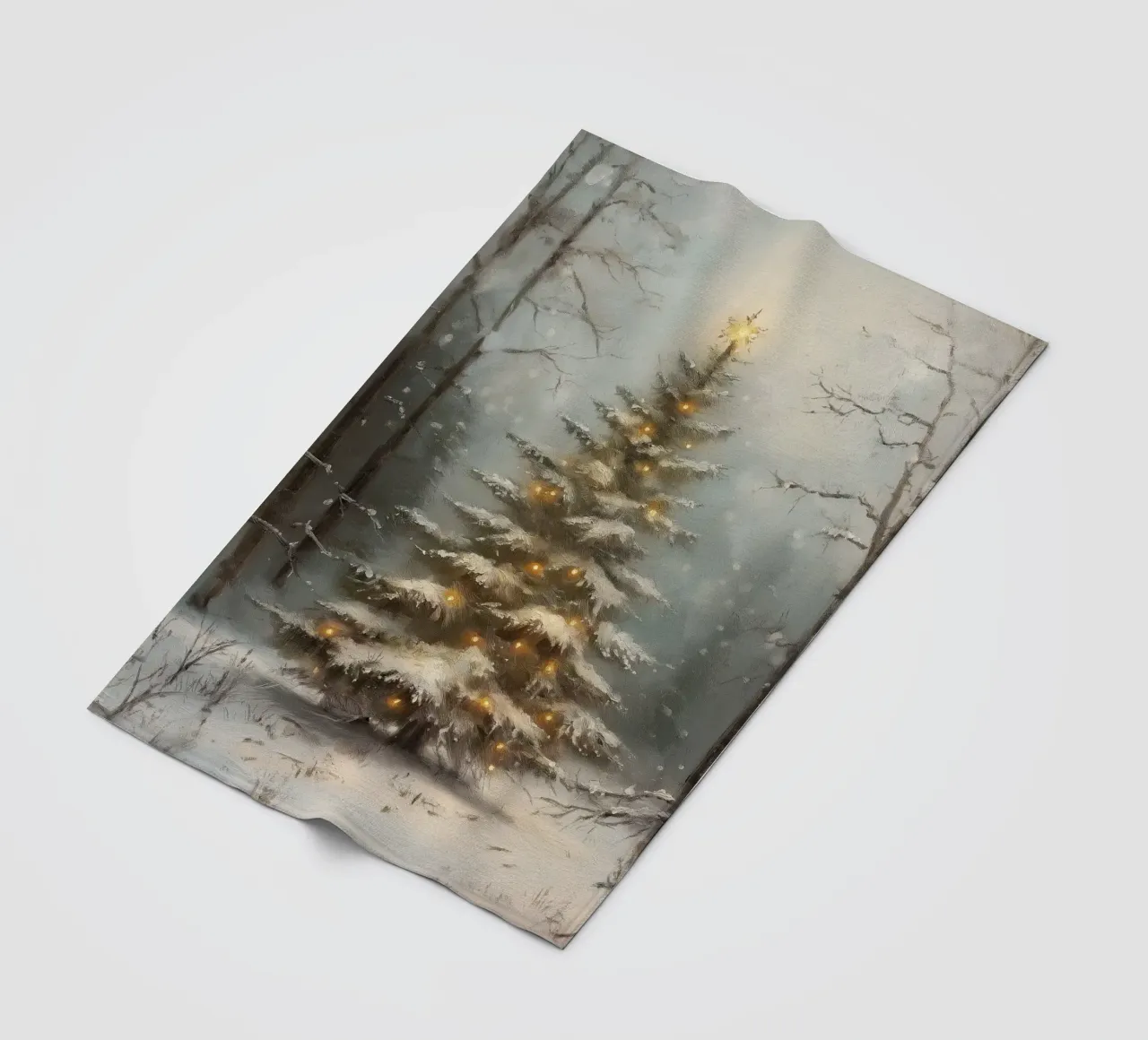 Albero di Natale innevato con luci nella foresta invernale coperta in pile da Cozy Vibes