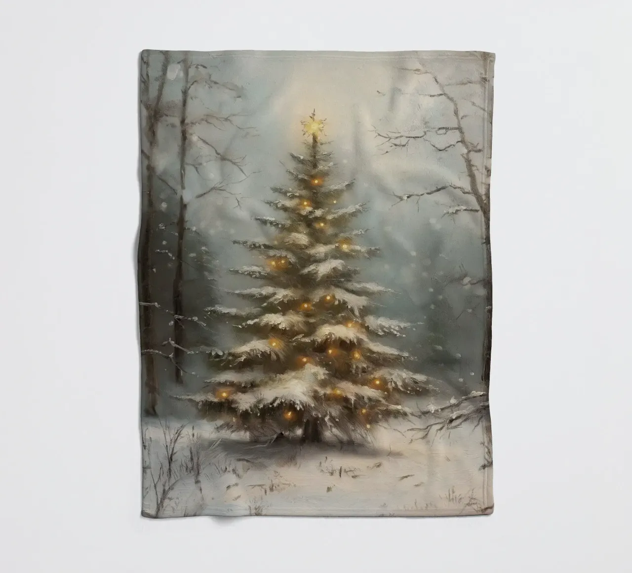Albero di Natale innevato con luci nella foresta invernale coperta in pile da Cozy Vibes